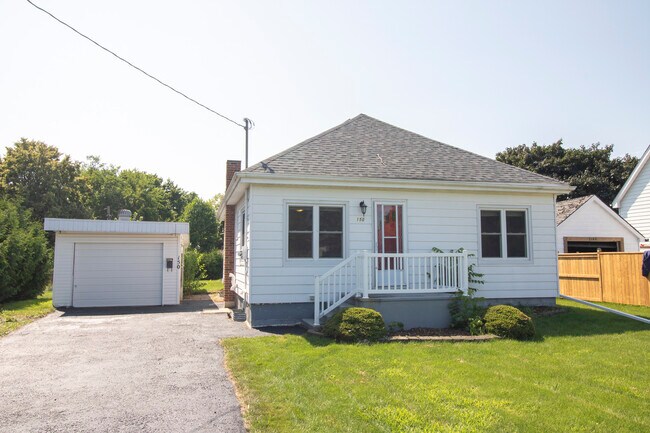 Photo du bâtiment - Cute 2 Bdrm * St Thomas * For Rent * Garage * Yard - AVAILABLE June 1
