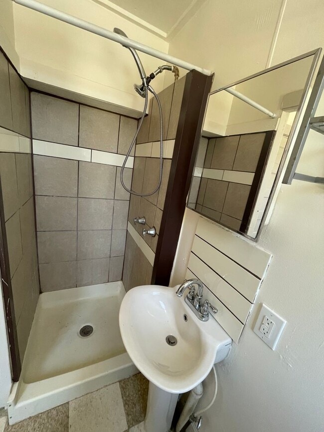 Foto del edificio - Charming 1 bed plus den/office!