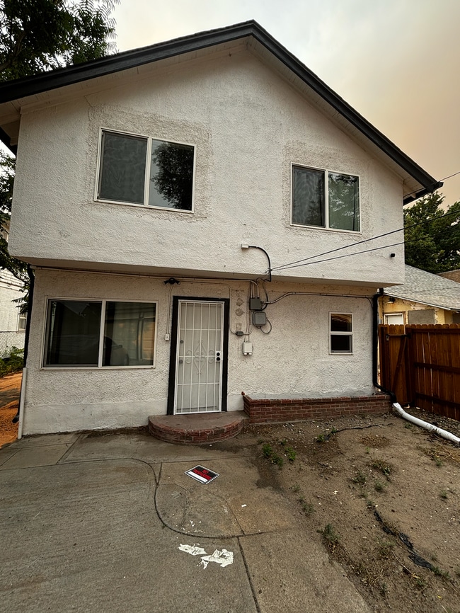 Building Photo - 1428 E Orman Ave