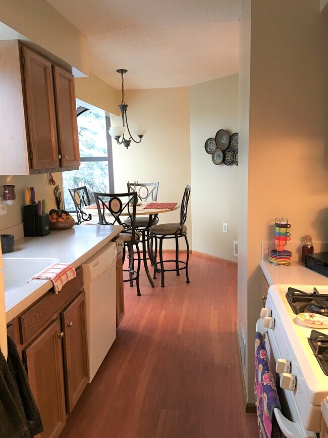 EAT-IN-KITCHEN - 1434 Burntwood Trl