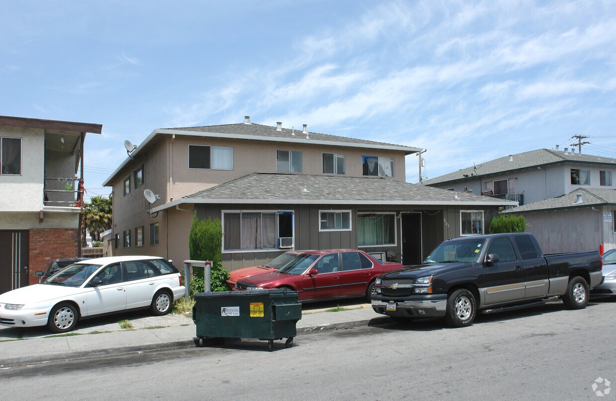 Primary Photo - 2127 Main St