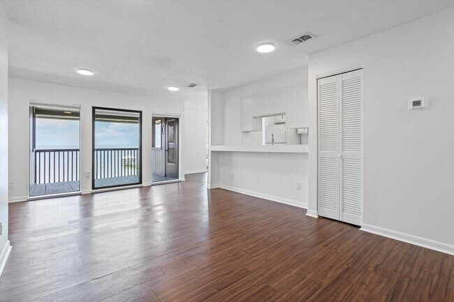 Foto del edificio - STEPS FROM THE PIER AND DOWNTOWN