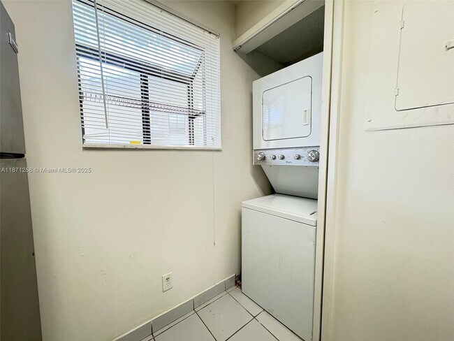 Foto del edificio - 704 Gardens Dr