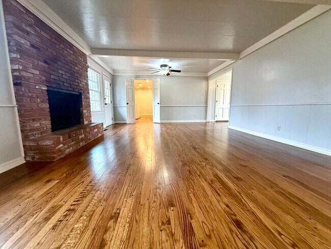 Building Photo - Beautiful 2BD 1BA Corner-Lot Home in the Village!!!