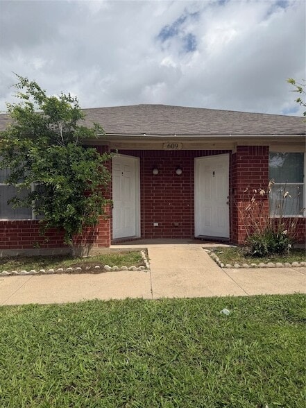 Building Photo - 609 Kings Way Dr