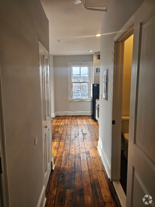 Building Photo - 2116 N Charles St