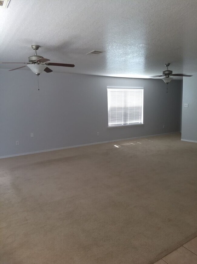 Foto del edificio - Spacious 4-Bedroom Home in Candlewood Park