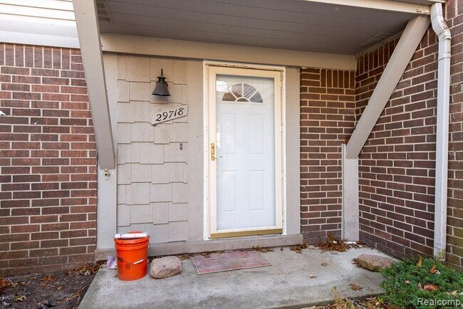 Foto del edificio - 29718 Farmbrook Villa Ln
