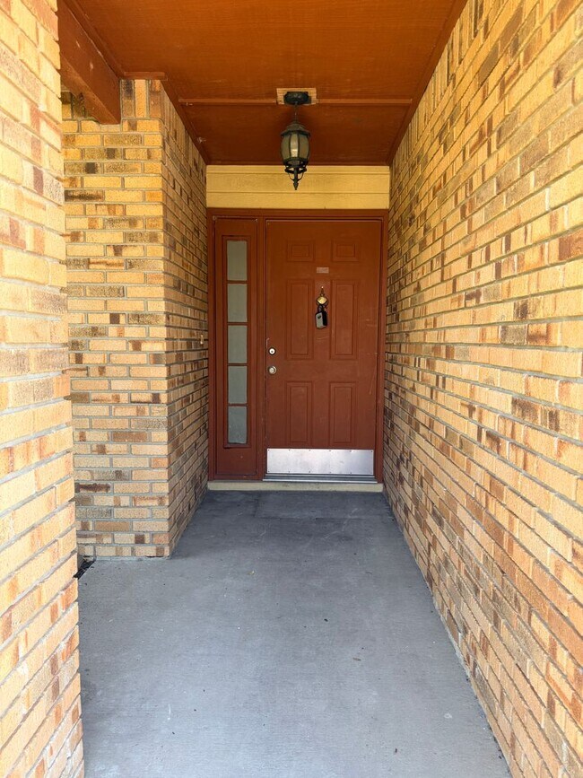 Building Photo - Spacious Home with Large Yard and Central Location! Close to Major Shopping and Dining!