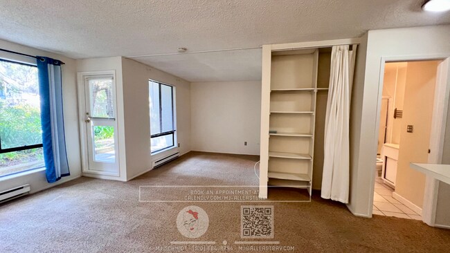 Building Photo - Bright Studio with courtyard view, include...