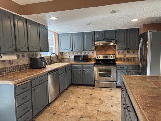 Building Photo - 1855 King Edward Dr