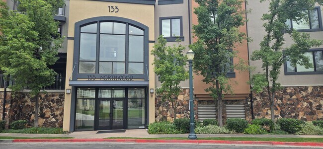 Foto del edificio - Fully Furnished 3 Bed 2 Bath in Provo