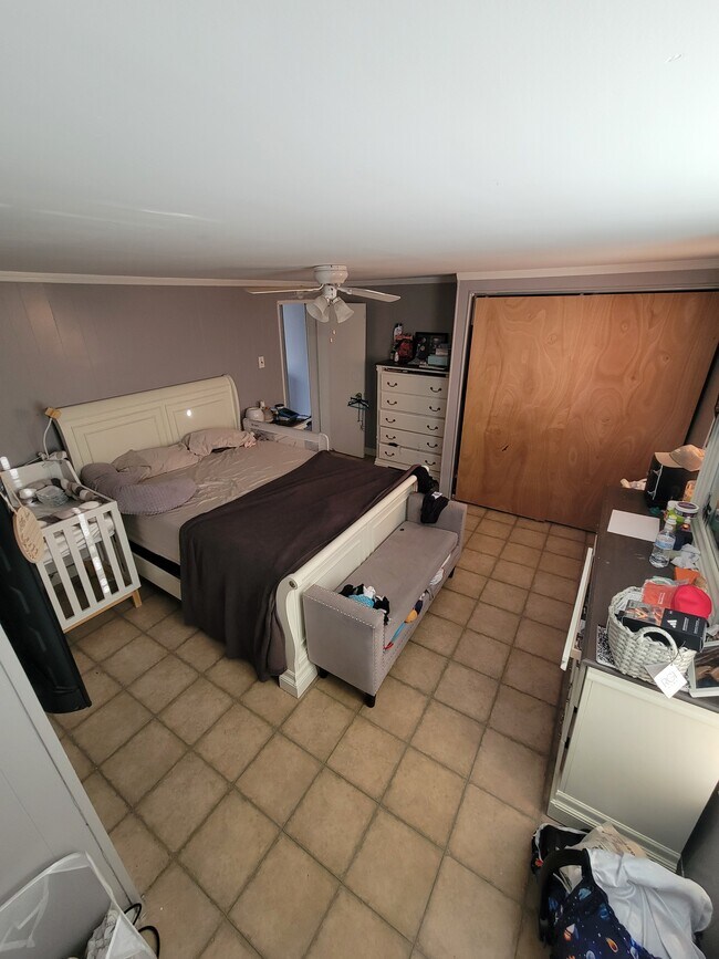 Master bedroom w/ large closet - 91 Dow St