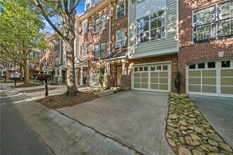 Building Photo - 5480 Glenridge Park NE