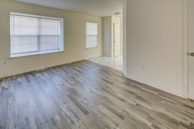 Building Photo - End Unit in New Castle - Showing Saturday ...