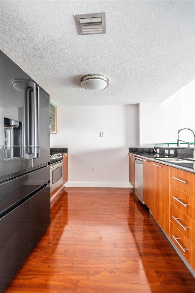 Building Photo - 1800 N Bayshore Dr