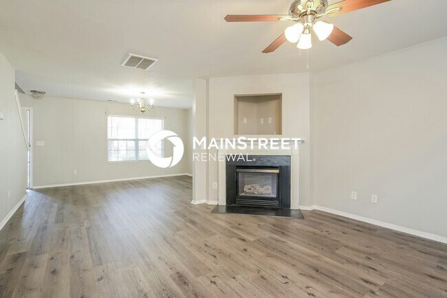 Foto del edificio - 4 Bedroom Pet-Friendly Home in Kernersville, NC with Main Street Renewal