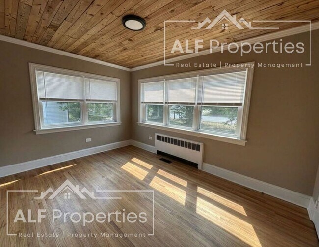 Building Photo - Renovated 2 Bedroom, 1 Bath First-Floor Apartment Available