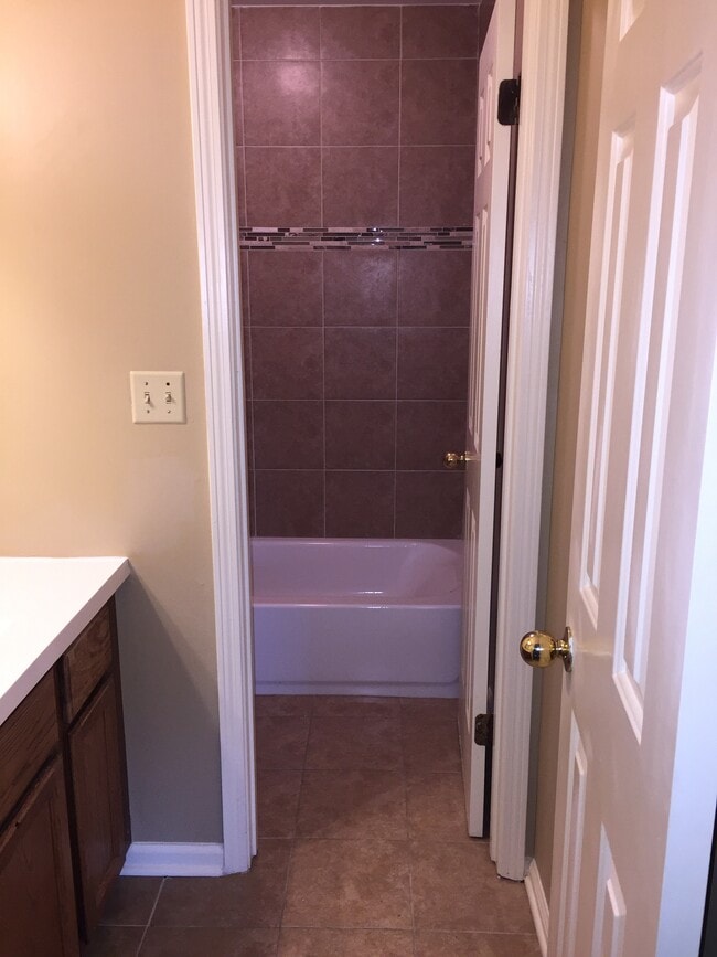 Hall bath. - 9558 Kingsridge Drive