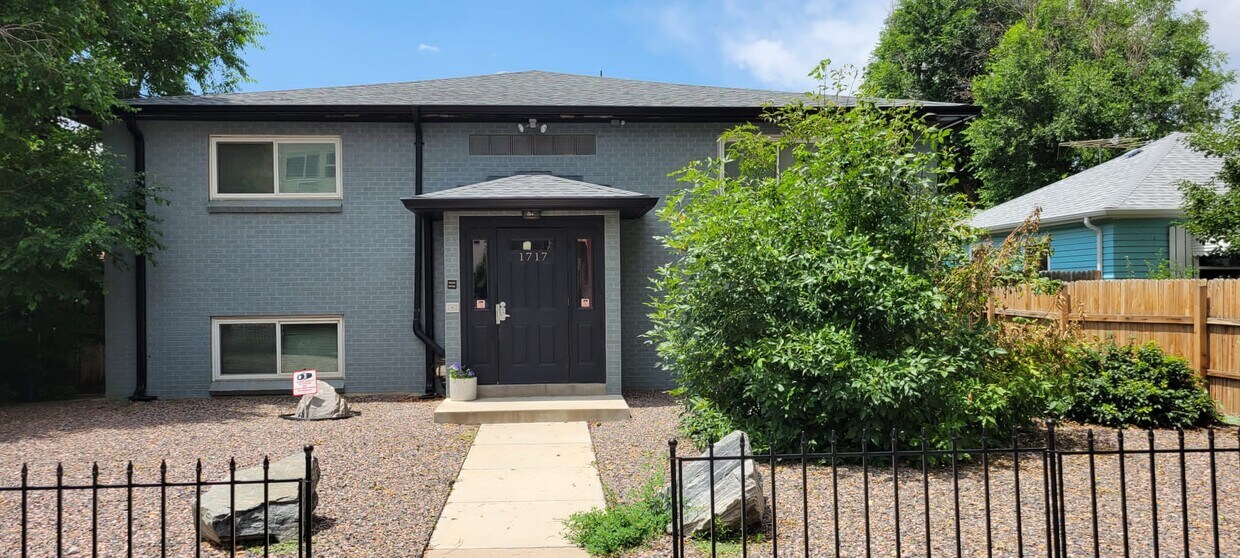 Main Entrance with secure locks - 1717 Paris St