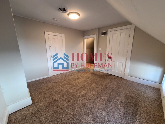 Foto del edificio - One Bedroom | Westside Duplex | Upstairs Unit