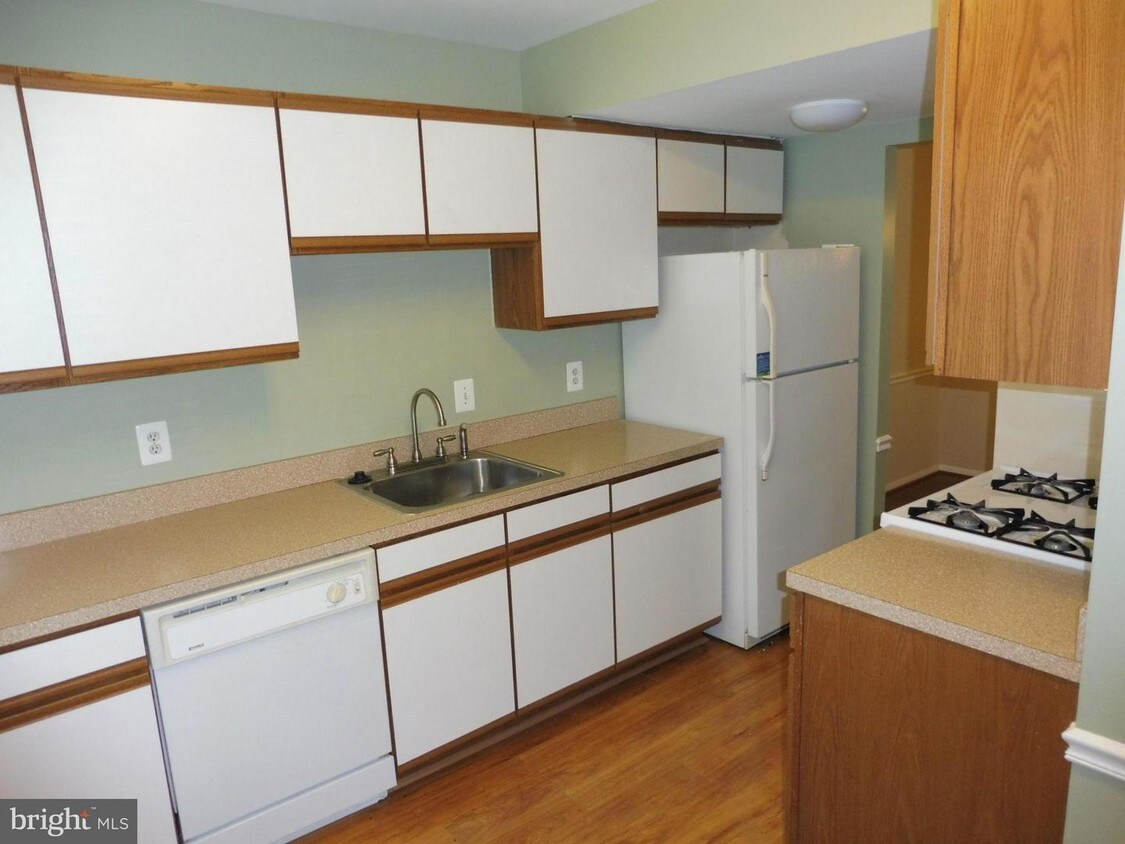 Primary Photo - 7012 Roslyn Ave