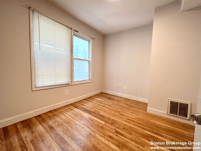 Foto del edificio - 'Centrally Located' is an UNDERSTATEMENT Here, Folks!