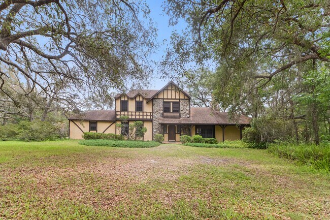Building Photo - Escape to Your Private Paradise!