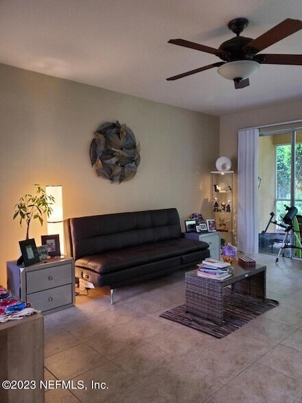 Foto del edificio - 14086 Mahogany Ave