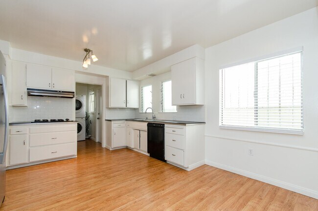 Building Photo - 1123 Larrabee St