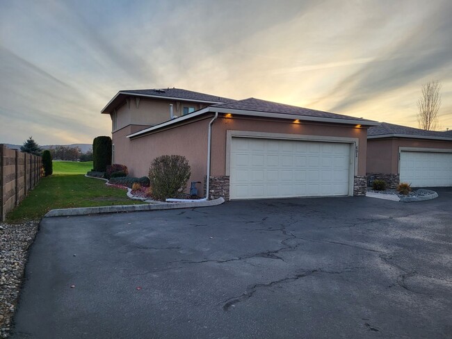Building Photo - Stunning Condo Overlooking Golf Course and...