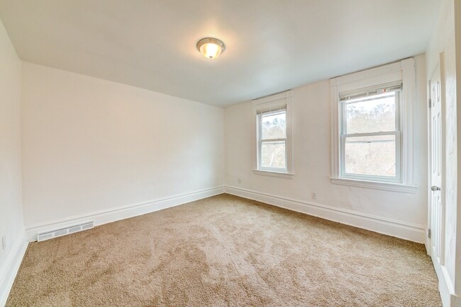 Building Photo - AVAILABLE JUNE- Updated 2 Bedroom With Tal...