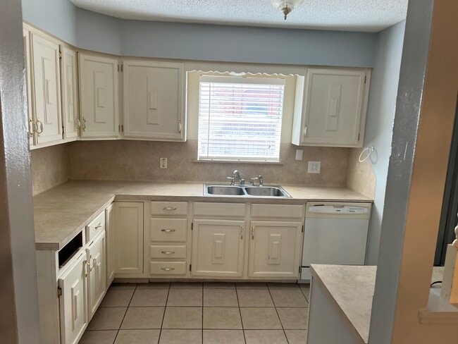 Building Photo - 4721 Violet Ave