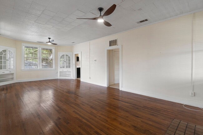 Building Photo - 320 Hallock St