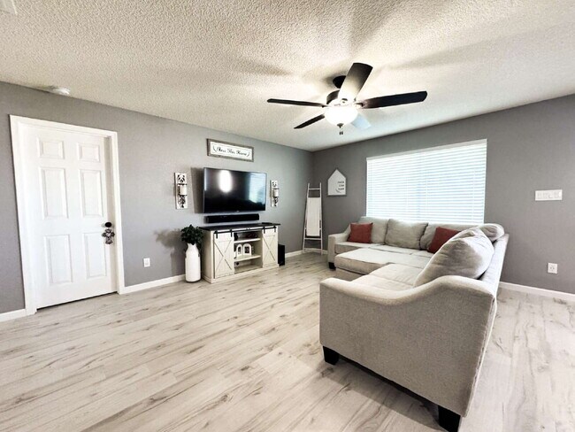 Foto del edificio - "Spacious 3 Beds, 2 baths Home with Inviti...