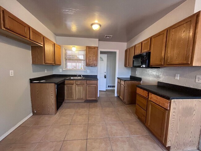 Foto del edificio - 4 Bedroom 2 Bath in OKC!