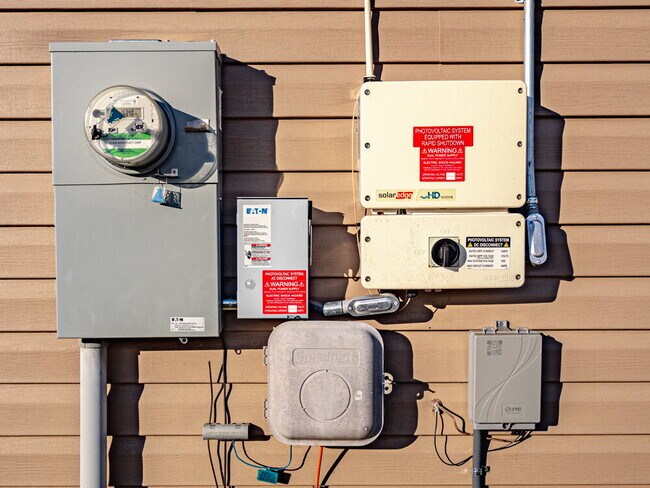 Foto del edificio - Available now! Has solar panels!