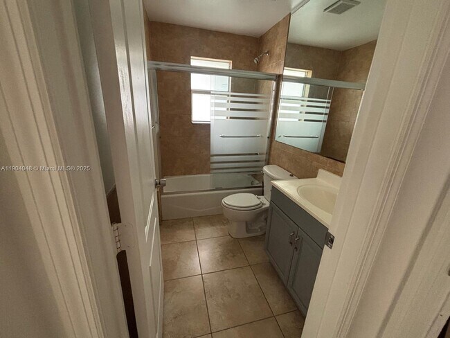 Foto del edificio - 2577 NE 184th Terrace