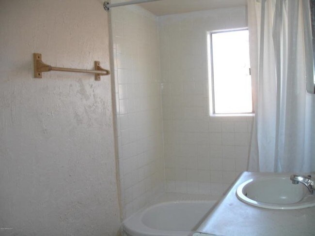 Building Photo - 3 bedroom in Saginaw
