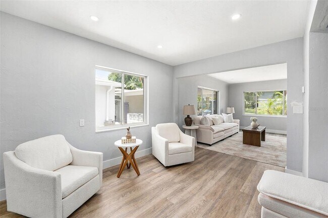 Foto del edificio - 4925 Alcazar Way S