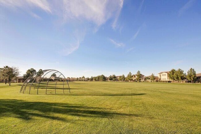 Building Photo - 1408 E Lowell Ave