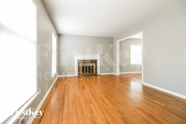 Building Photo - 9648 Roe Ave