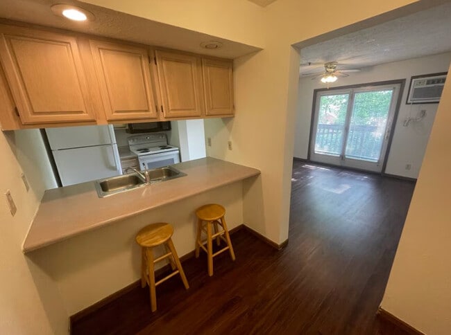 Photo - 420 S Chauncey Avenue Apartments