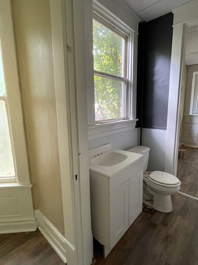 Building Photo - Newly Renovated Unit