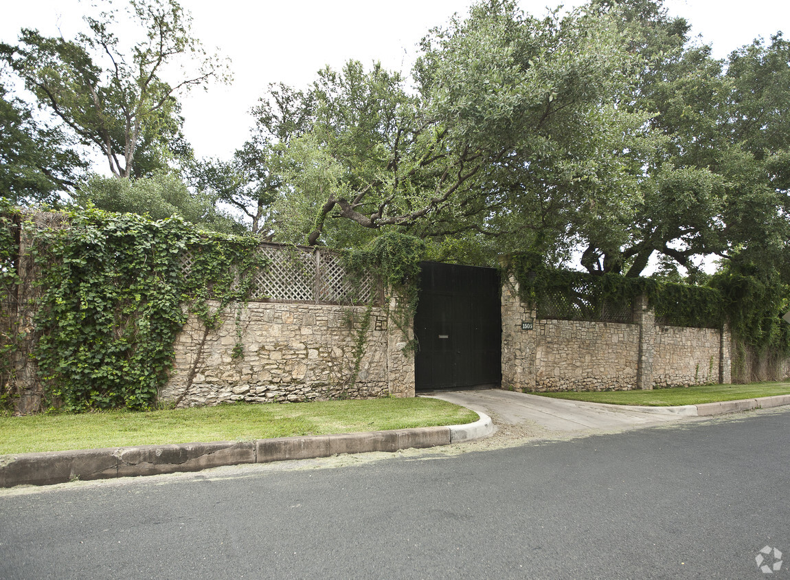 Building Photo - Batts House Apartments