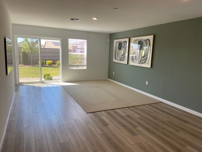 Building Photo - 4 Bdrm, 2.5 bath Solar home - Pradera Ranch Community