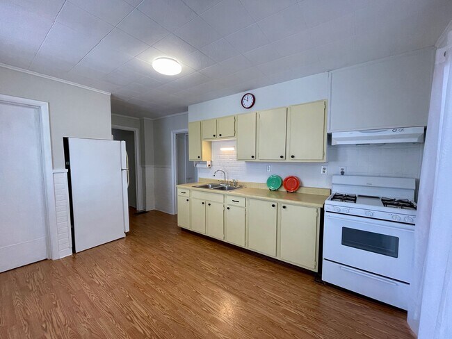 Building Photo - 102 Clifton Ave