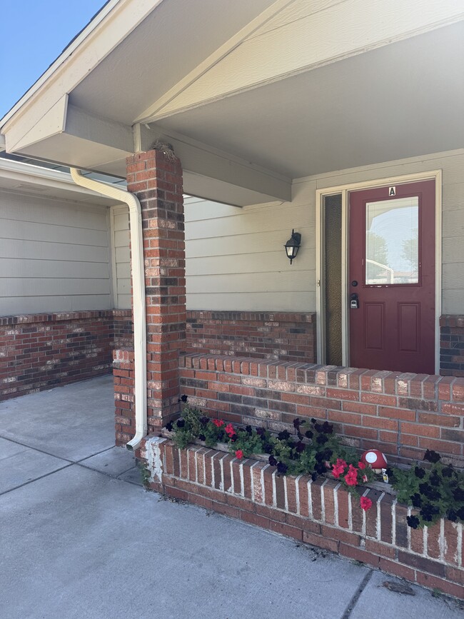 Building Photo - 2314 Rosebud Dr