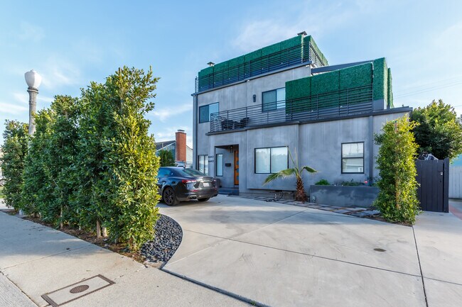 Building Photo - 6440 W 87th Pl