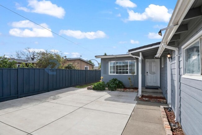 Foto del edificio - 28477 Coleridge Ave